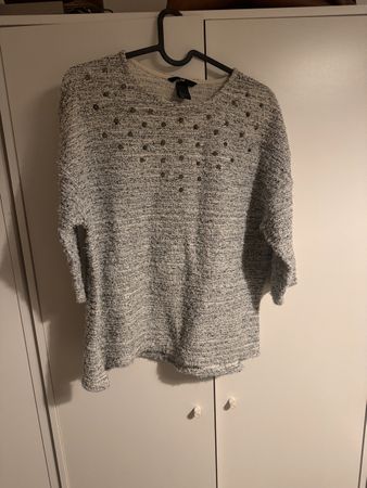 Grauer Pulli mit Kegelnieten 80% Cotton H&M Gr.S Frauen