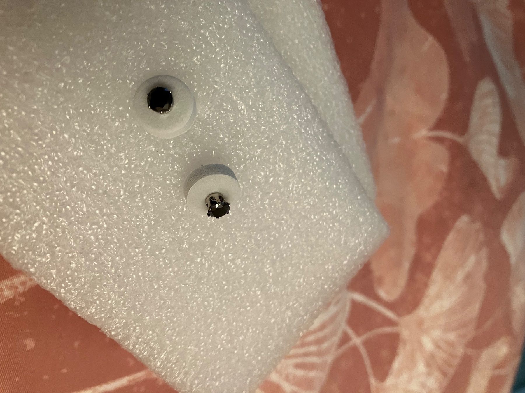 Orecchini pendenti & Orecchini a lobo: Silberfarbene Ohrstecker mit schwarzem Cubic Zirkonia Stein, – Nuovo (secondo la descrizione) da Affoltern am Albis venduto da Dlotti 3