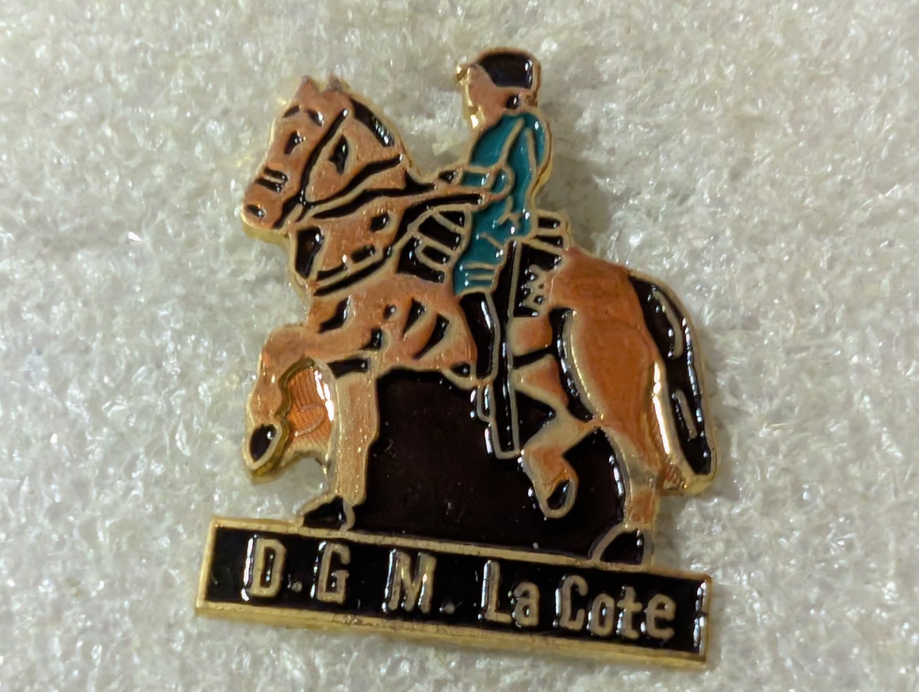 Placchette & Badge: Ansteckpin 104: D.G.M. La cote – Usato da Oppligen venduto da Pin-Fall-Shop