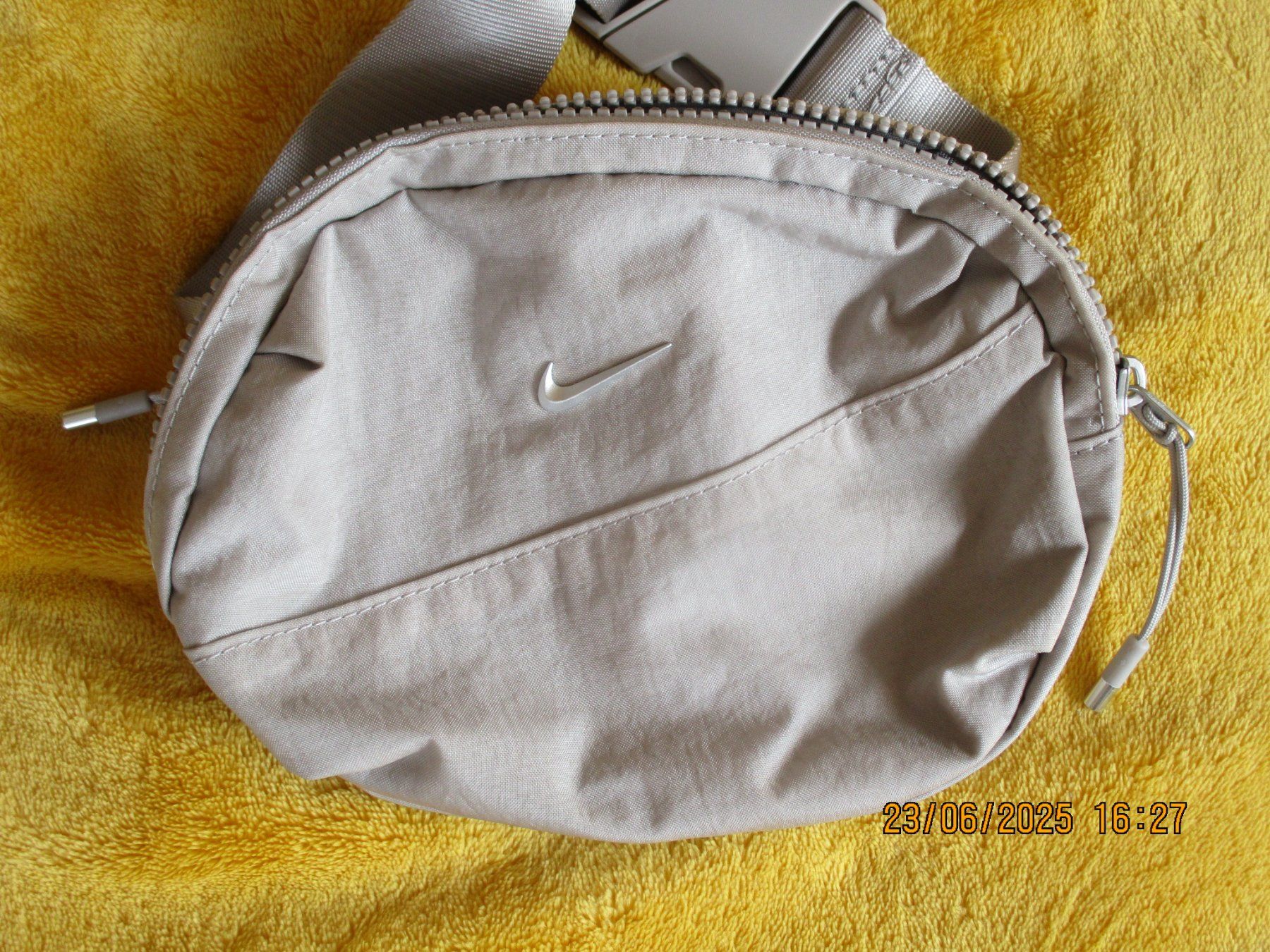 Nike Borse: KLEINE NIKE SCHULTERTASCHE – Nuovo (secondo la descrizione) da Safenwil venduto da universum78 1