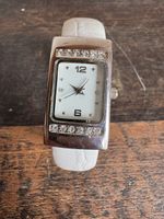 Montre élégante pour femme, bracelet blanc