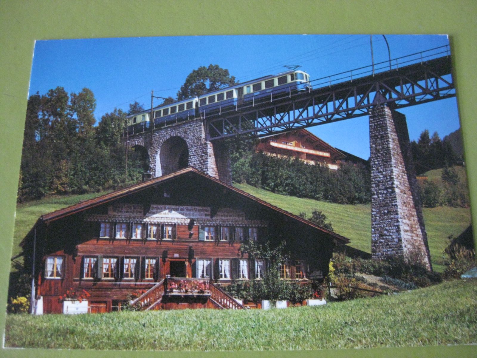 Cartoline postali: AK Gstaad mit Brücke und Zug – Usato da Malters venduto da Marosko