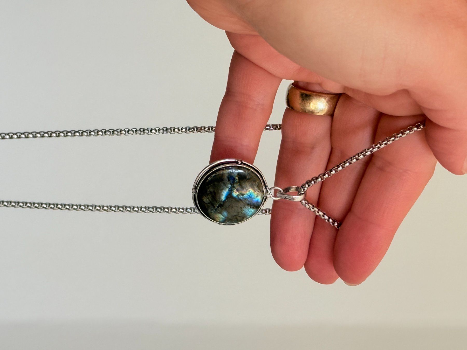 Ketten: Collier avec pendentif labradorite – Neu und originalverpackt aus Genève von AGBERG 5