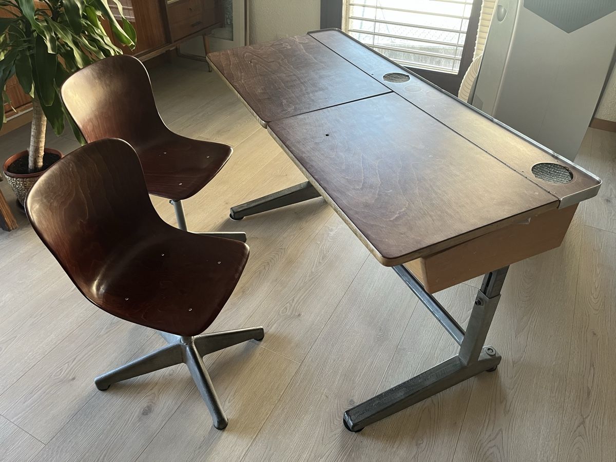 Schreibtische: Bureau et chaises ecole annees 70 – Gebraucht aus Prilly von BistroVelo