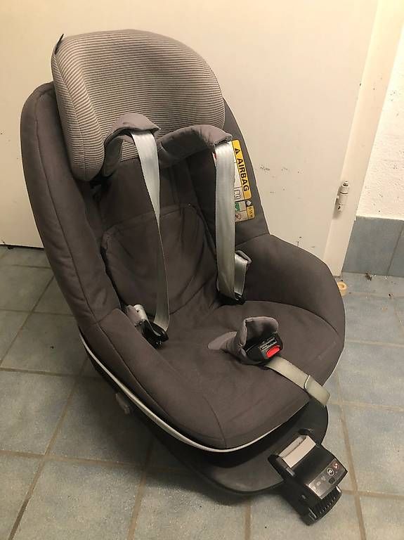 Seggiolini per auto: Maxi Cosi Two Way Pearl mit Station – Usato da Gossau SG venduto da Stefane9119 1