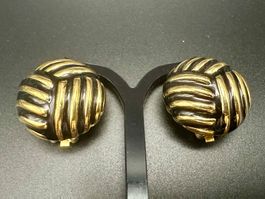 Vintage Ohrringe, Clips, Goldfarbe und Schwarz.
