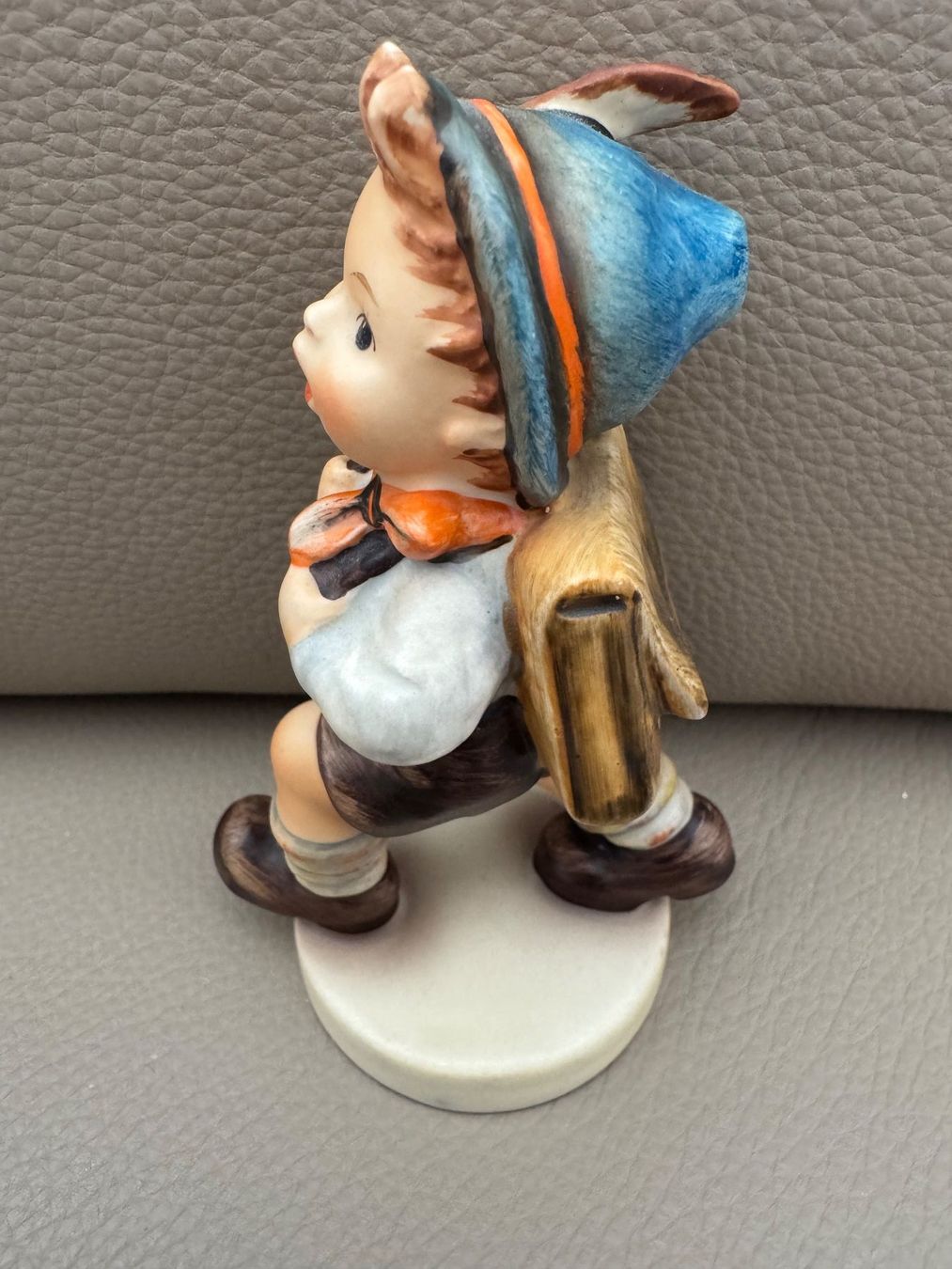 Hummel Statuette: Hummel Figur, Bub mit Schulranzen, top! – Usato da Neftenbach venduto da Rose40 5