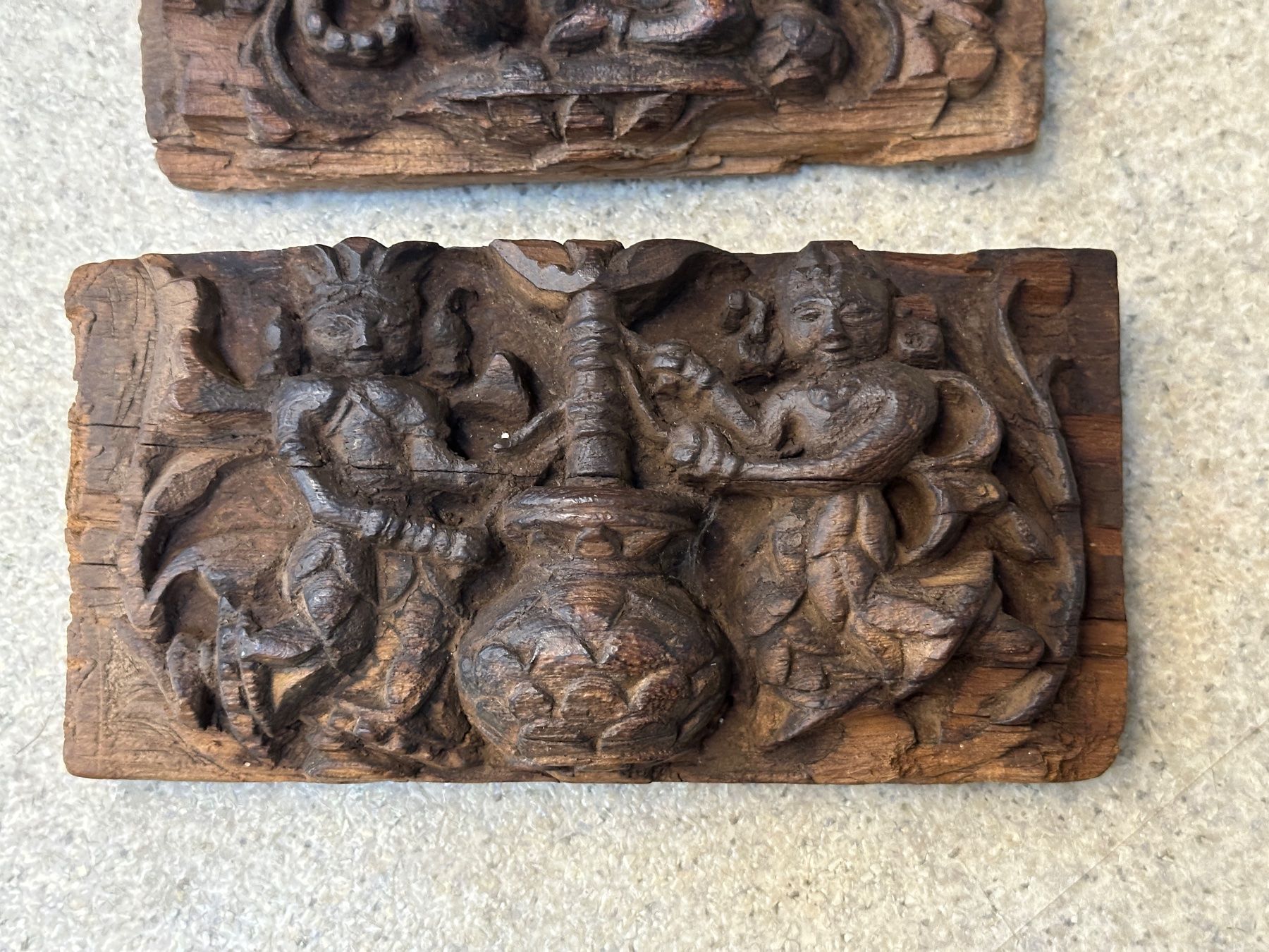 Sculture & Statue: 2 antike Holzplatten Indischer Herkunft – Usato da Reiden venduto da Zofi-Brocki 1