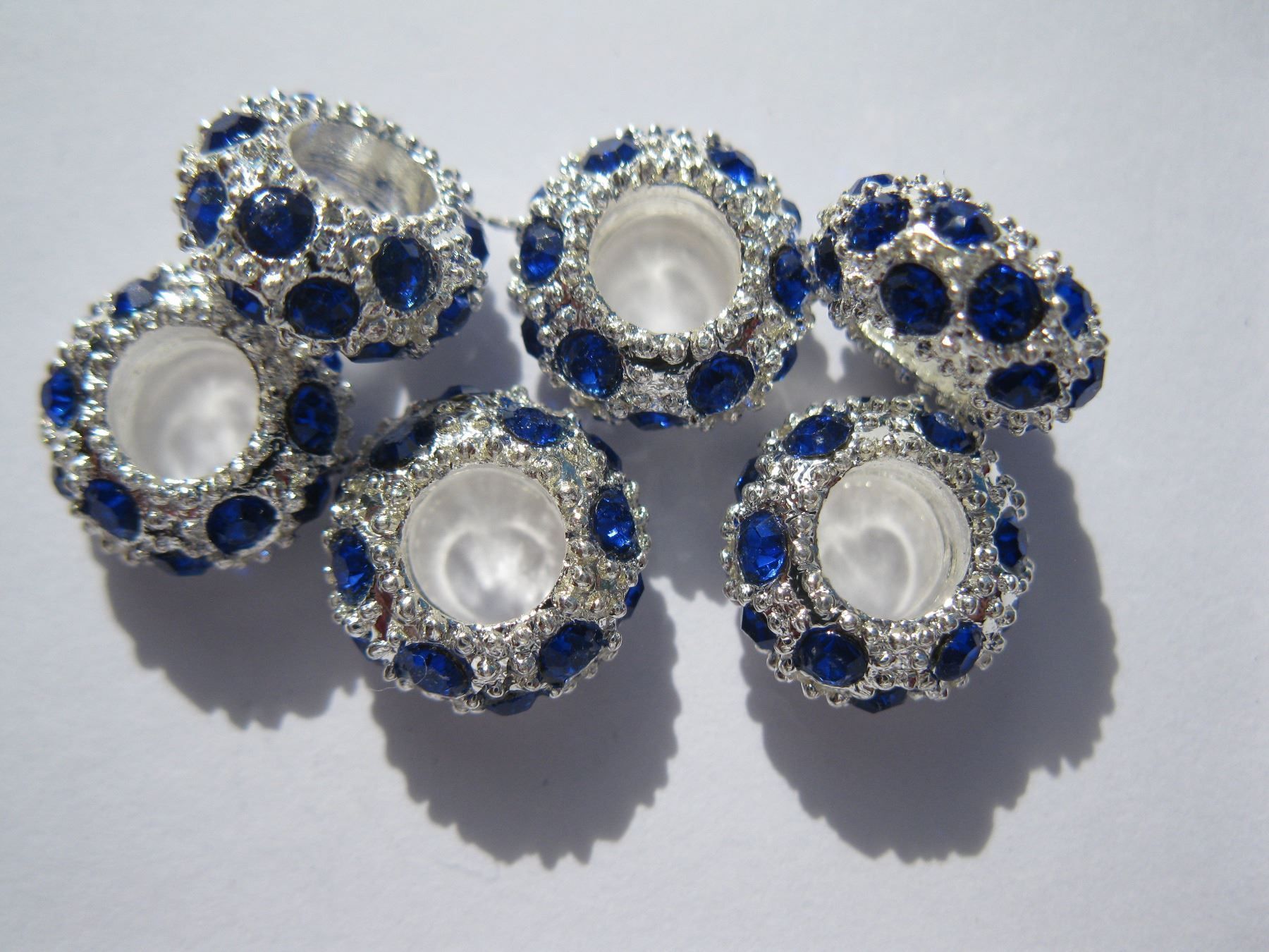 Perle (finte): 2 Grosslochperlen, Beads versilbert mit Strass, blau – Nuovo e nell'imballaggio originale da St. Margarethen TG venduto da LuanaKa