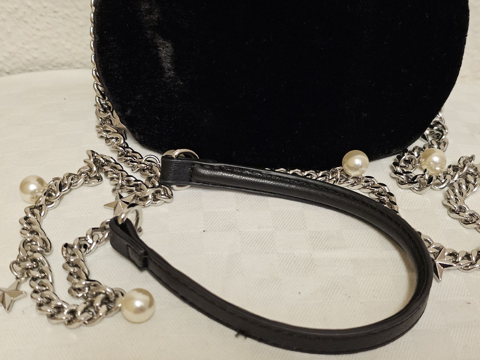Zara Borse da donna: ZARA BASIC Samt Abendtasche / Clutch mit Kette & Perlendetai – Usato da Urdorf venduto da ole_mrp9 1