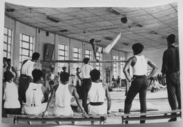 Erh. Hürsch 2 Fotos um 1975, China: Sport (III) Kunstturnen
