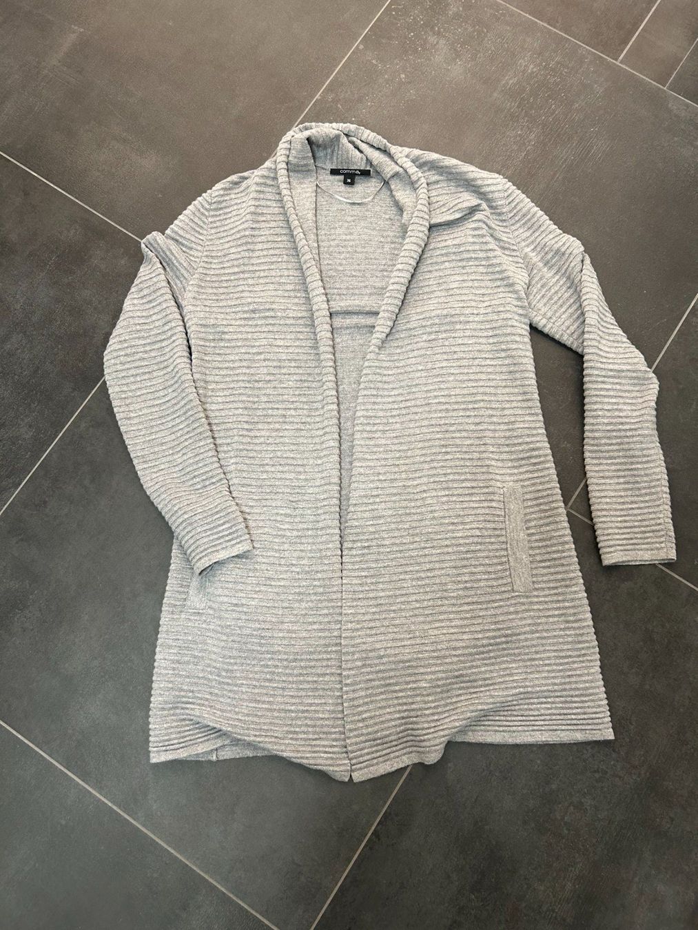 Comma Jacken: Strickjacke Comma – Gebraucht aus Mörel von jac_rq58