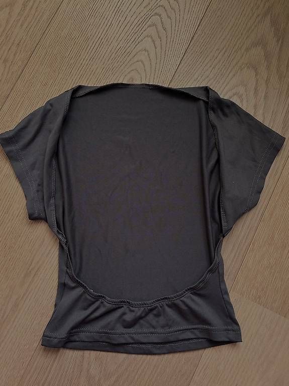 Top: Top S grigio e nero - Shein – Usato da Cademario venduto da ana_zp9b 1