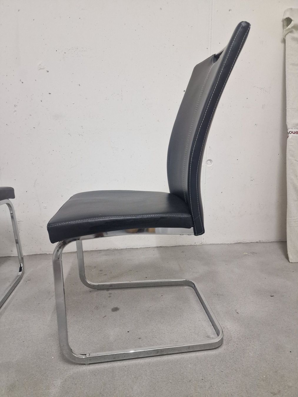 Chaises: 4 Stühle Freischwinger Lederlook – D'occasion à Buchs ZH par xen_vbk2 2