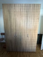 Grosser Kleiderschrank in heller Holzoptik mit 3 Türen
