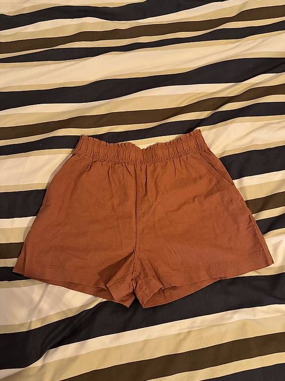 Pantalons: Short  – D'occasion à Genève par dia_w9qp