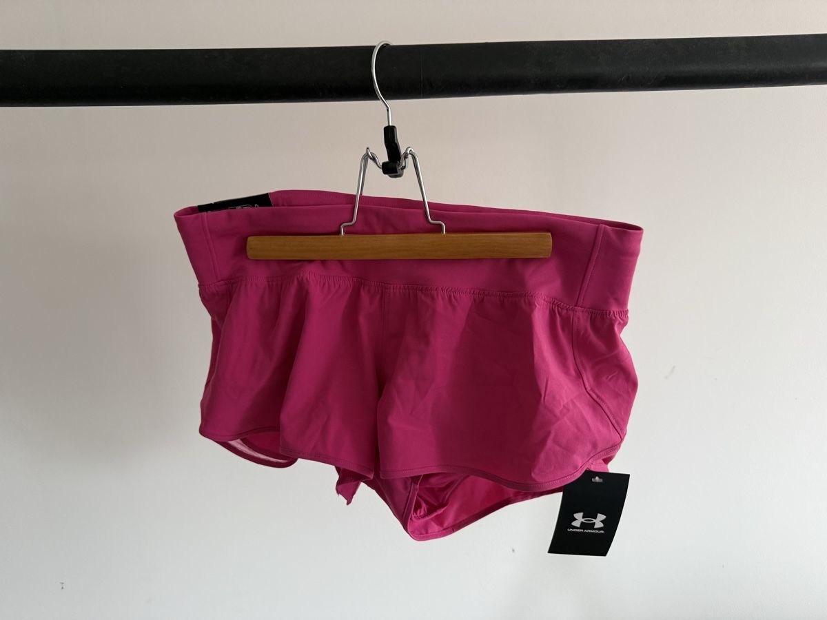 Under Armour Pantaloni: Under Amour Shorts Gr S – Nuovo e nell'imballaggio originale da Unterägeri venduto da Lerchemeerenge