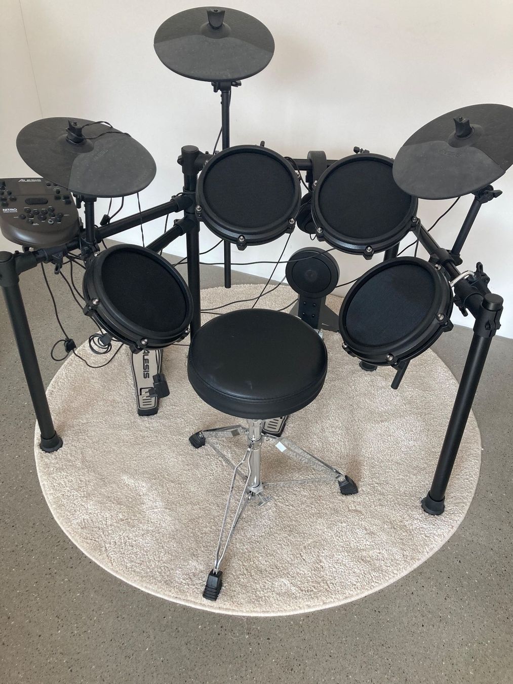 Alesis Instruments de musique: Alesis Nitro Mesh E-Drum Set mit Hocker etc / guter Zustand – D'occasion à Neuenkirch par Dondoca