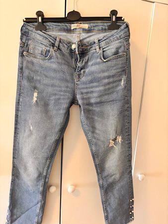 Jean Zara Z1975 Taille 38 – Détails perles et style ripped