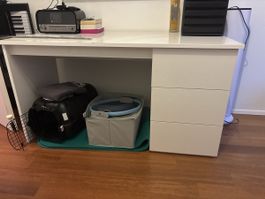 Schreibtisch weiss mit drei Schubladen guter Zustand