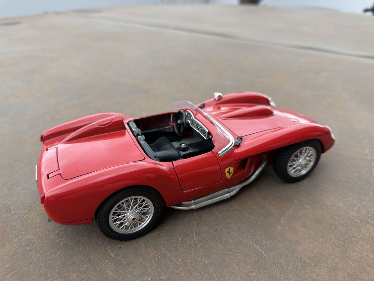 Bburago Modellini d'auto: Ferrari 250 Testarossa - 1/18 - Bburago – Usato da Wolfwil venduto da Rolex1 2