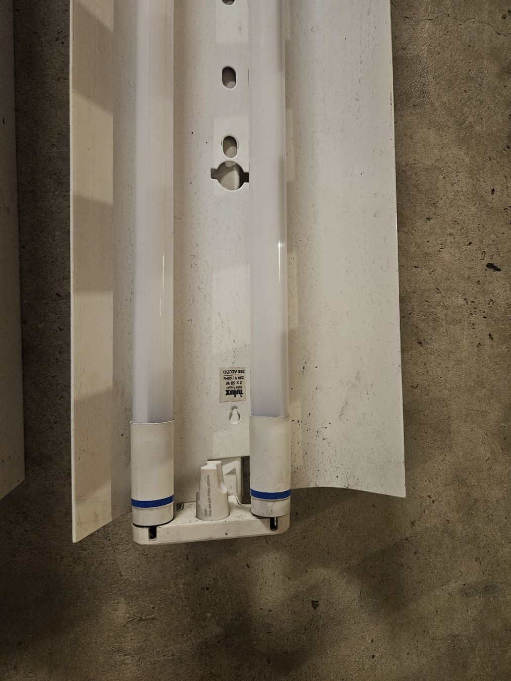 Lampes: 2x neonlampen mit lichtwinkel – D'occasion à Oetwil am See par akkawi 1