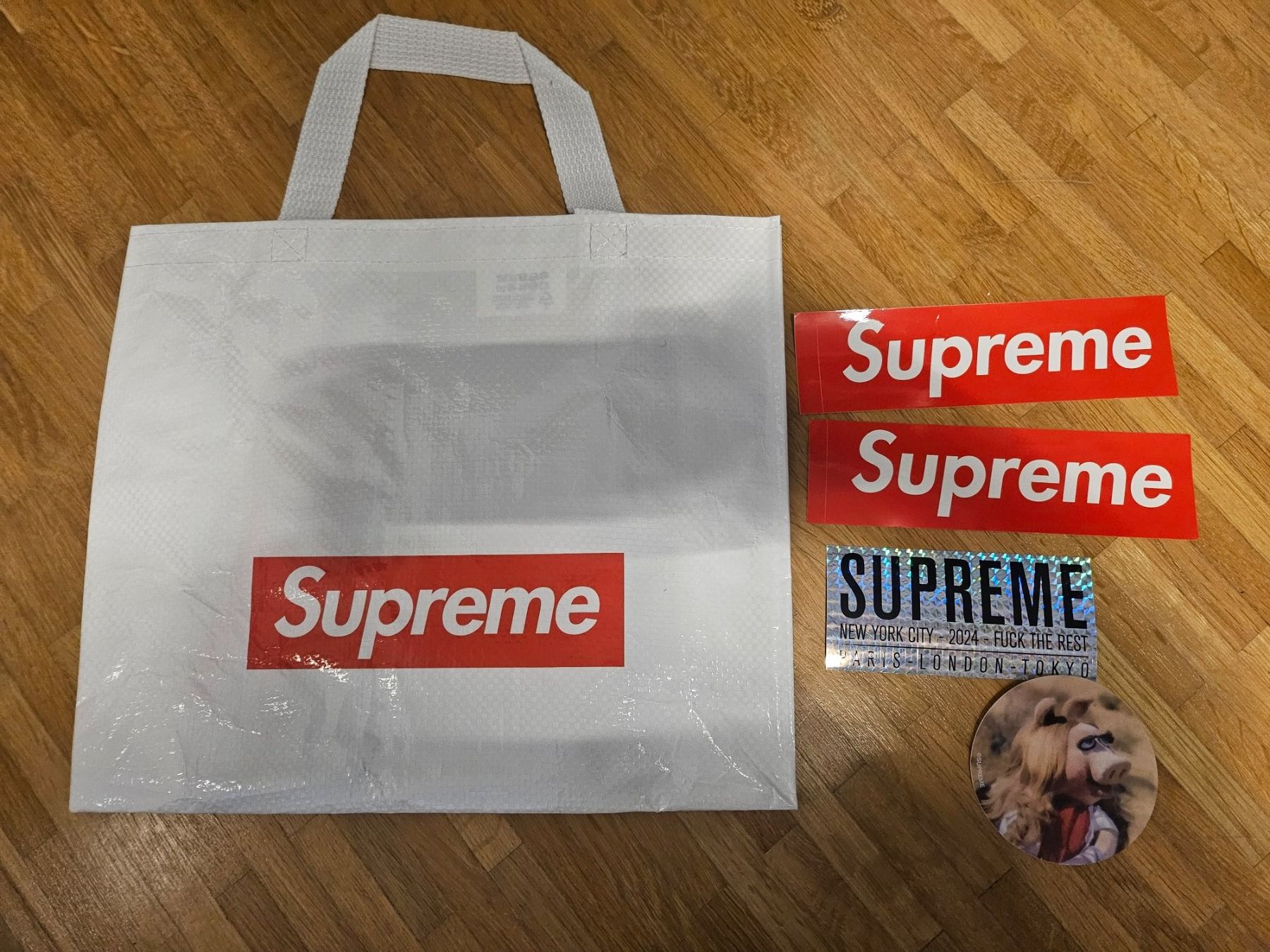Supreme Borse: Supreme sac 32x37cm + 4x autocollant – Nuovo (secondo la descrizione) da Sonceboz-Sombeval venduto da michael.l