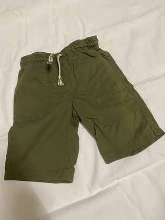 4 kurze Jungen Hosen in Grösse 122