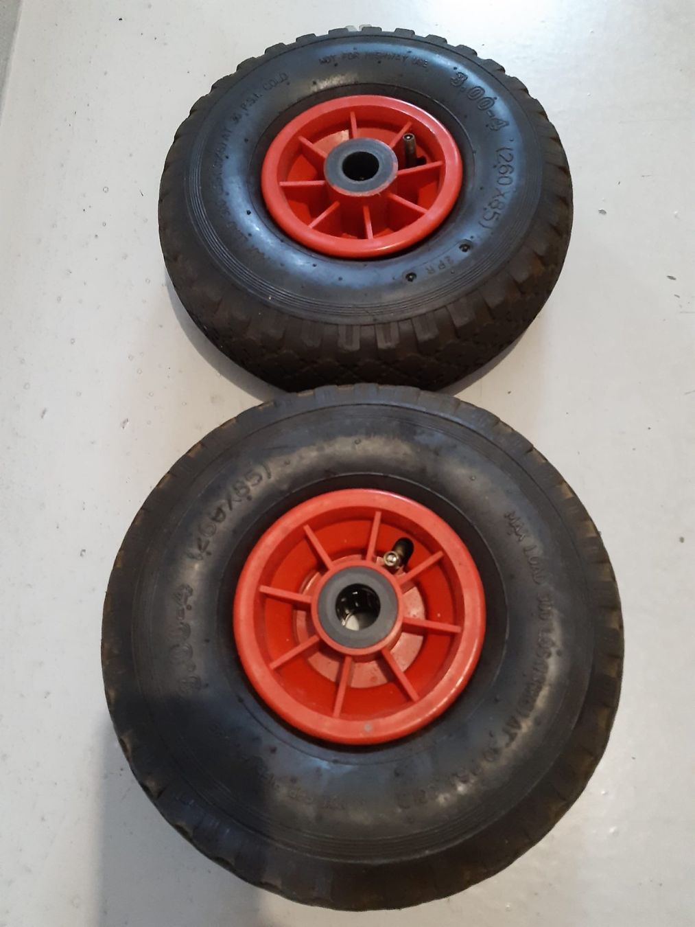 Go-Kart: 2 Kartwagen Räder mit Plastikfelgen – Usato da Tafers venduto da Peugeot407