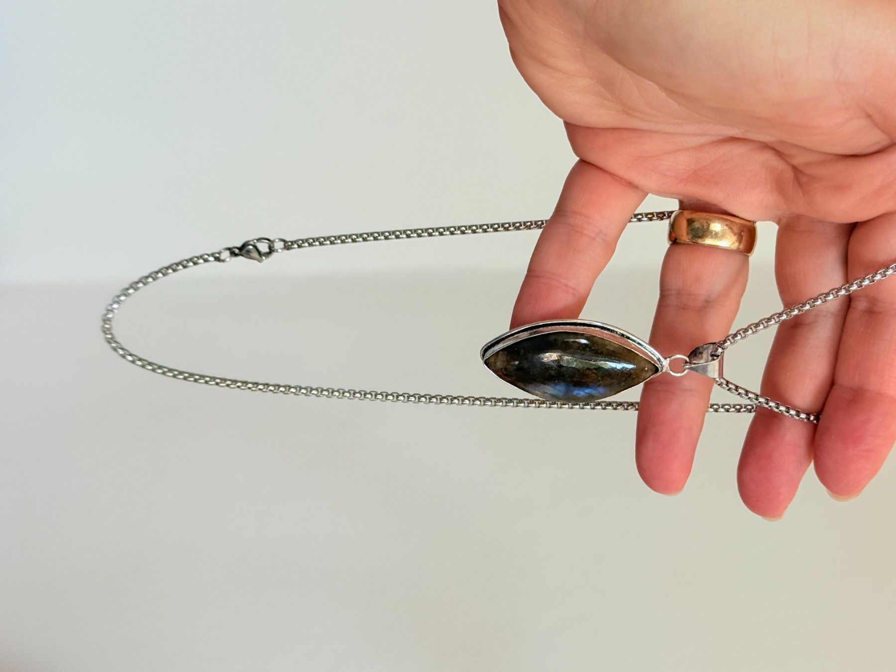 Colliers: Labradorite necklace – Neuf avec emballage d'origine à Genève par AGBERG 2