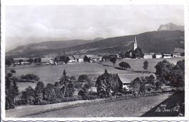 LA JOUX, vue générale avec une ferme en 1er plan