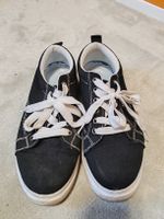 Sneaker schwarz mit weissen Schnürsenkeln gebraucht