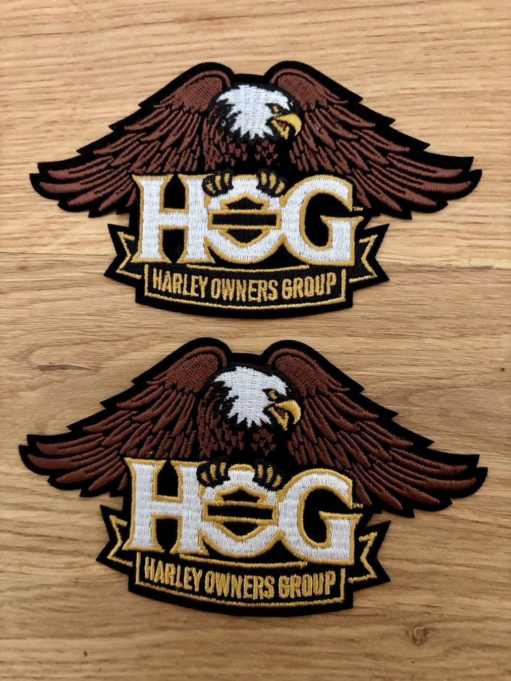 Harley-Davidson Toppe: 2 Ecussons Harley Davidson HOG, neufs – Nuovo (secondo la descrizione) da Losone venduto da courrier 5