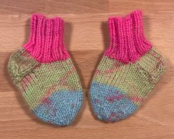 Babysocken 💚❤️💙 - handgestrickt - ab ca. 3 Monate - NEU