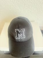Casquette noire avec lettre M - accessoire de mode!