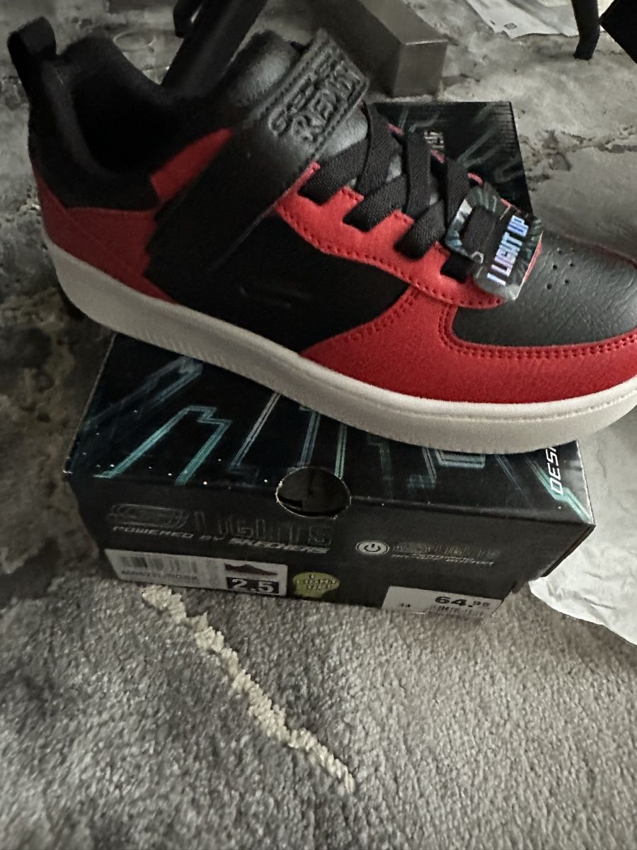 Skechers Scarpe da uomo: Skechers Sneaker Gr. 34 mit LED, neu – Nuovo e nell'imballaggio originale da Niederuzwil venduto da Ib-top 5
