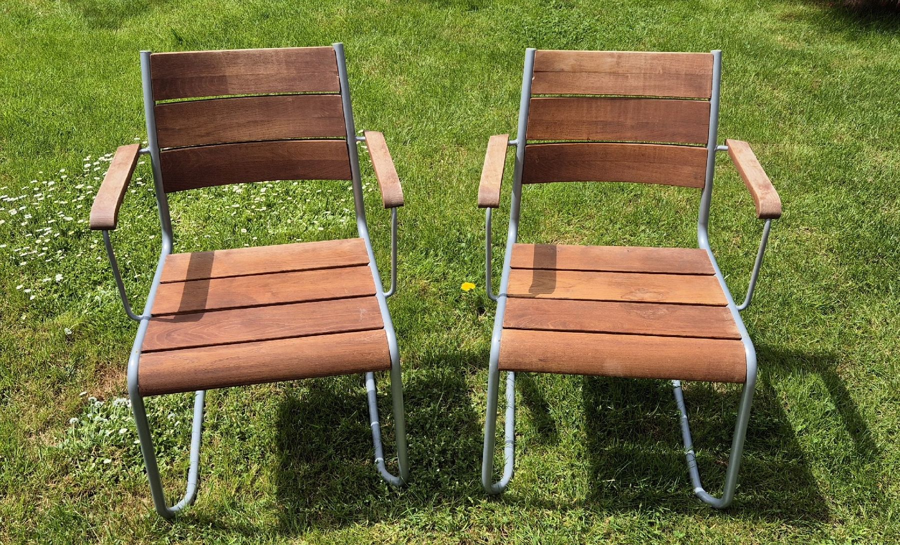6 Gartenstühle Holz-Metall mit Armlehne, stapelbar (Gebraucht) in Dottikon für CHF 18 – nur Abholung auf Ricardo kaufen