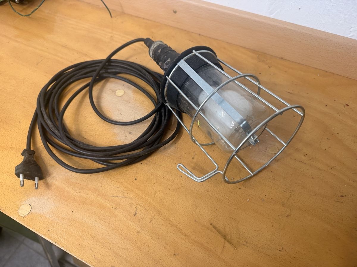 Lampen: Baustrahler mit Drahtkorb und Kabel gebraucht – Gebraucht aus Niedergösgen von And-y 3