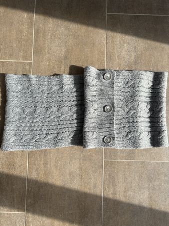 Schal in Grau mit Zopfmuster und Knöpfen guter Zustand