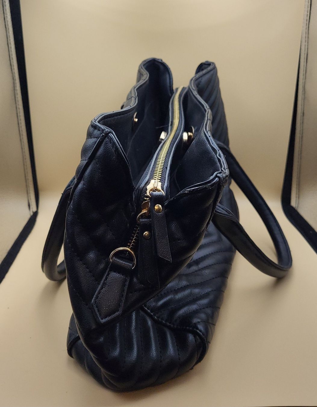 Taschen für Damen: Schwarze Handtasche mit goldener Kette – Gebraucht aus Wald ZH von SwissPawnshop 1