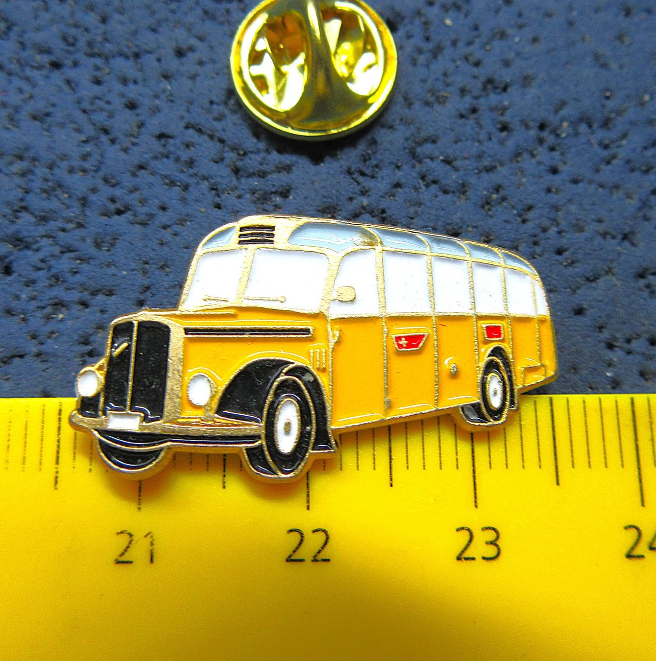 Saurer Plaketten & Abzeichen: POSTAUTO SAURER SCHNAUTZER OLDTIMER PTT PIN – Gebraucht aus Ettingen von Hausi4711