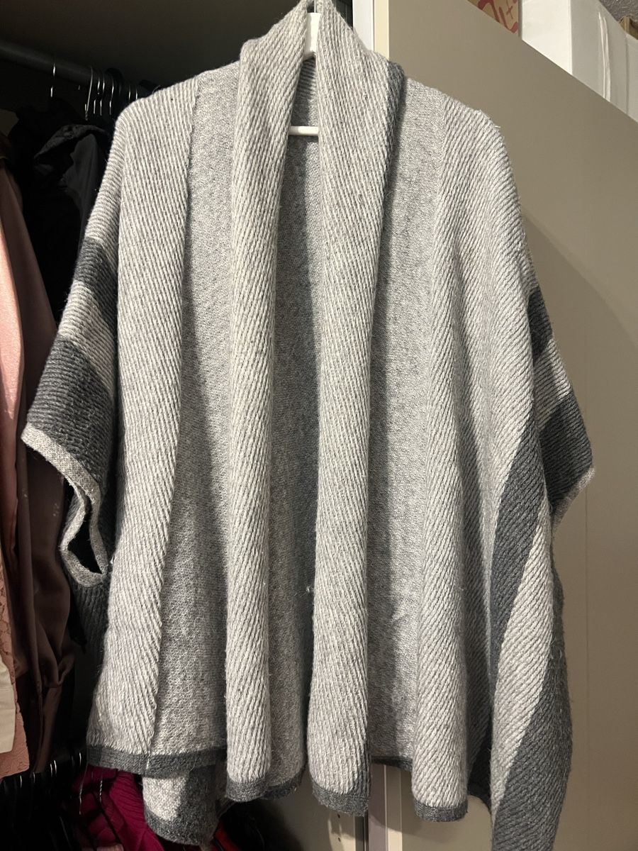 Sonstige Damenmode: Damen Poncho Strick hellgrau – Gebraucht aus Zürich von R1908