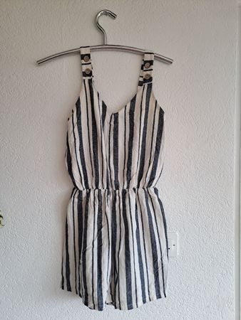 Gestreifter maritimer Jumpsuit für den Sommer
