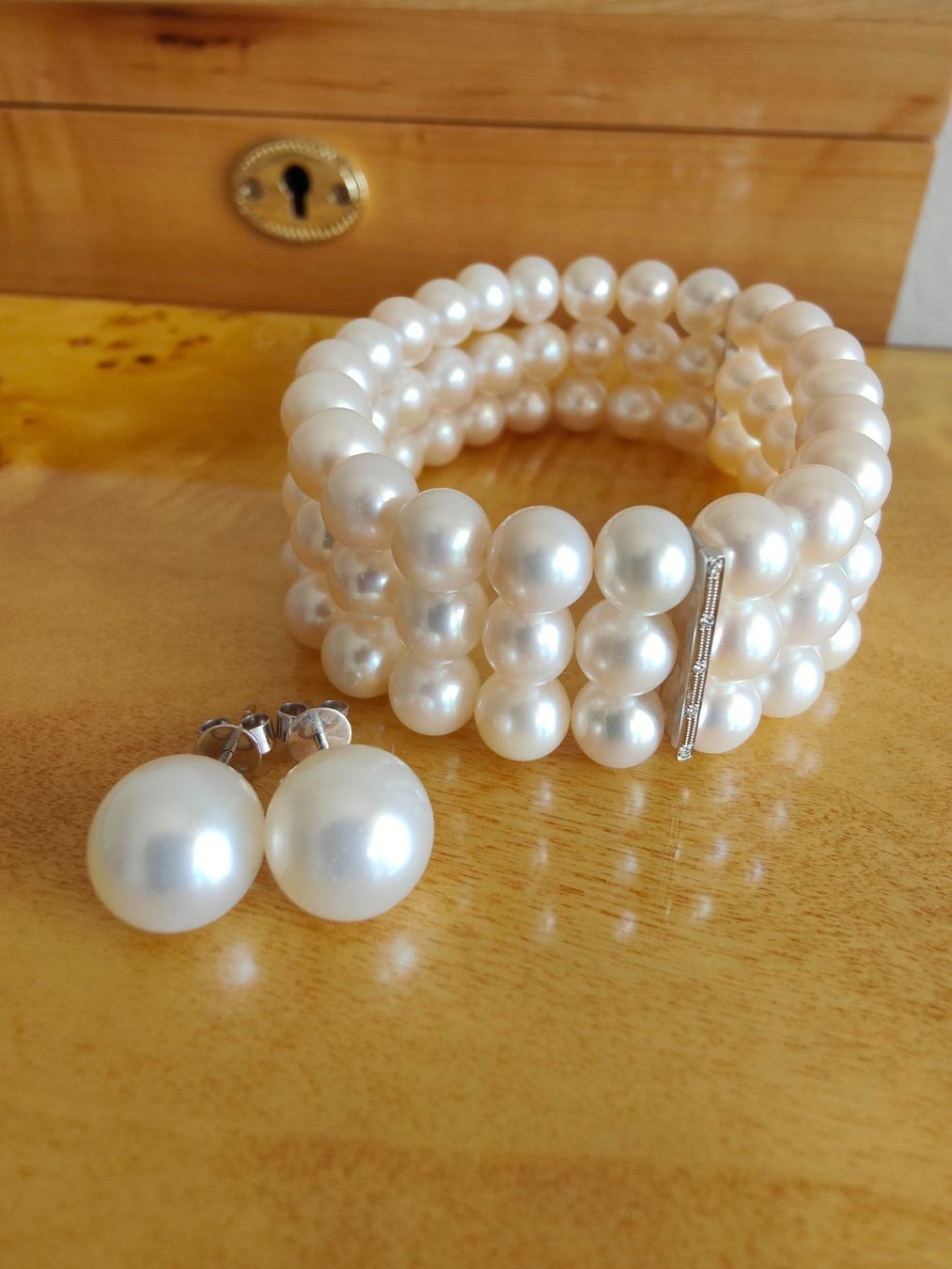 Armbänder & -reifen: Dreifach-Süsswasserperlenarmband – Neu und originalverpackt aus Rümlang von 21f 3