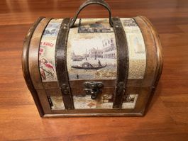 Schöne Vintage Truhe / Aufbewahrungsbox