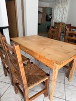 Antiker Tisch aus Massivholz mit passenden Stühlen.