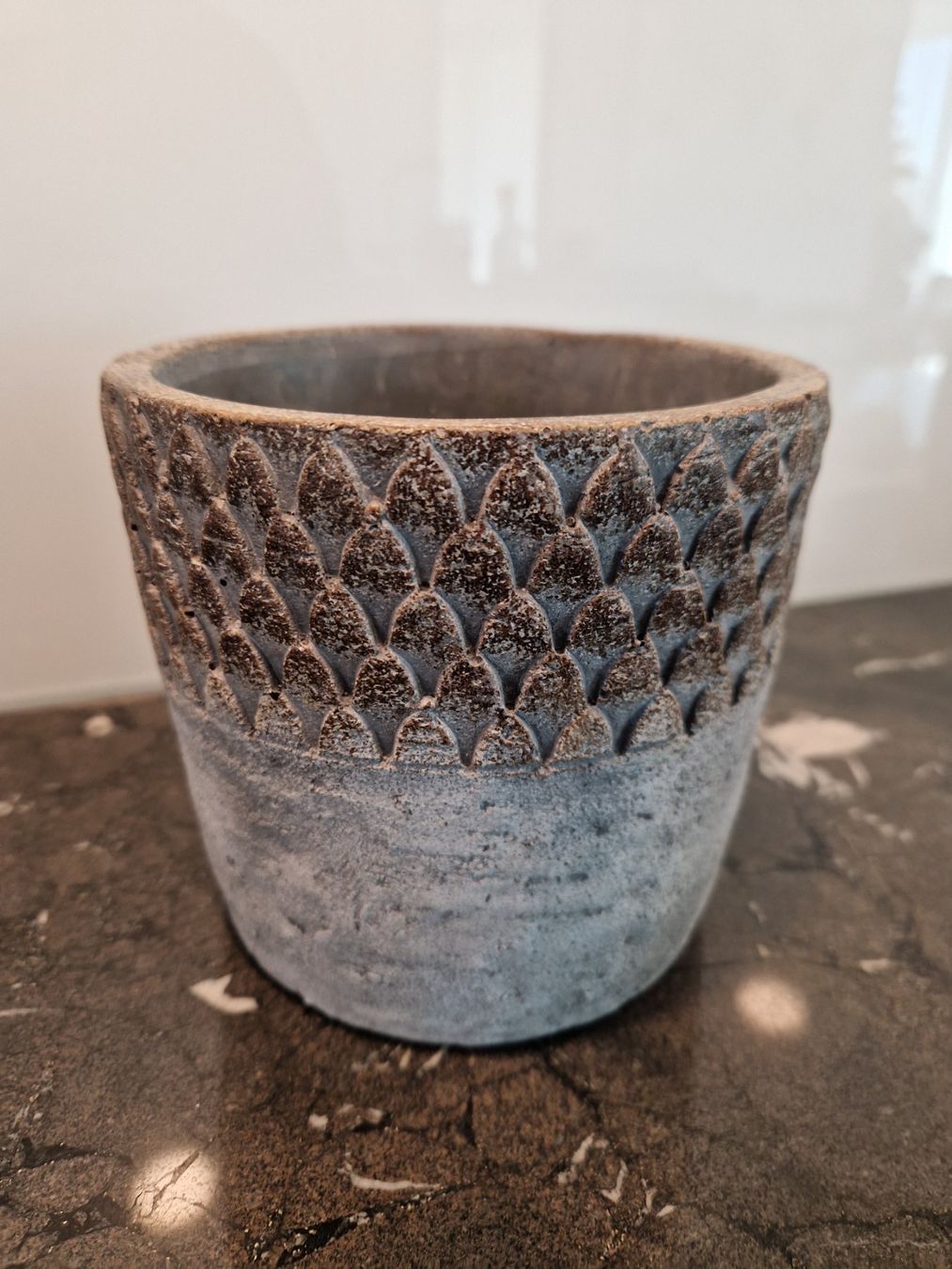 Pots de fleurs: Übertopf grau mit schönem Muster – D'occasion à Aarau Rohr par HappyKoala