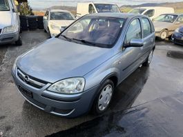 Opel Corsa Kleinwagen silber gebraucht in gutem Zustand