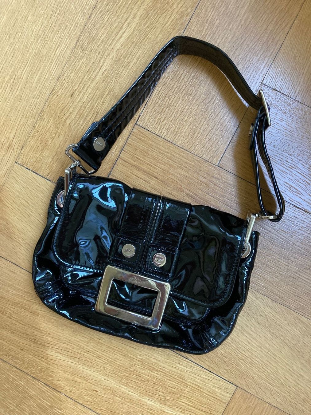 Borse da donna: ROGER VIVIER BLACK SMALL PATENT LEATHER SHOULDER BAG – Nuovo (secondo la descrizione) da Zürich venduto da elegantissima