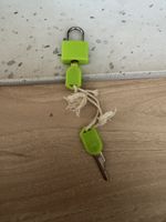 Lucchetto con chiavi colore verde usato